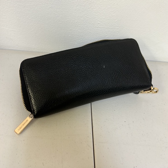 Michael Kors full zip wallet in great condition black some wear inside - Picture 4 of 4